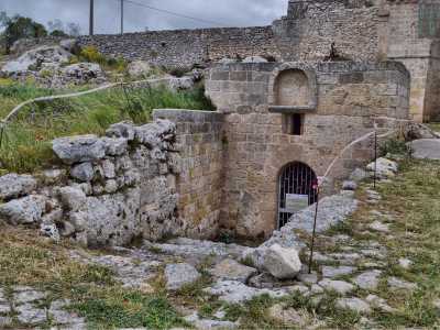 ... ci gustiamo il "pezzo forte" della visita: la piccola cripta sotterranea